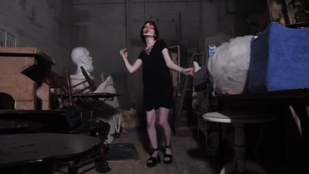 Wanita dalam pakaian gelap menderita kesepian di studio gelap — Stok Video