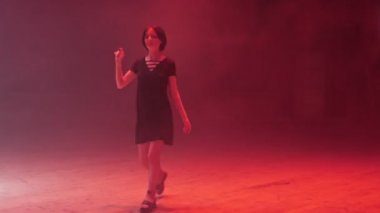 odada yanıp sönen ışık ışınları arasında siyah çalışır korkmuş bayan