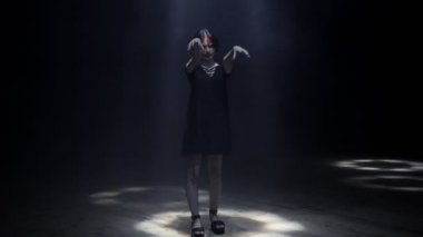 makyaj ile aktris ışık ta kollarını ileri uzanan duruyor