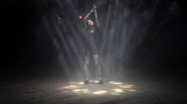 mutlu kız karanlık uzayda parlak ışık ışınları ellerini koyar