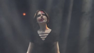 saç kesimi ile genç kadın ışık ışınları na el uzatıyor