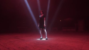 siyah ince kadın ışık kirişler daire yavaş hareket duruyor