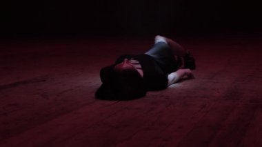 bayan rustik zemin yavaş hareket parlak ışık ışını yatıyor