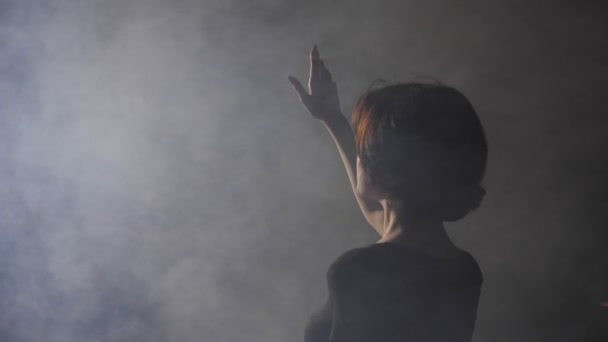 Рух навколо леді, що розтягує руку до легких променів в тумані — стокове відео