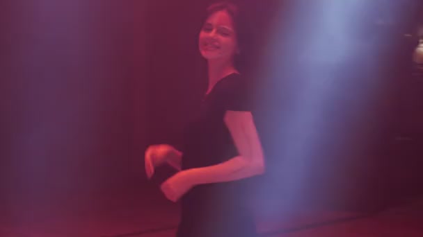 Жінка з незвичайним макіяжем посміхається при повільному русі червоного світла — стокове відео