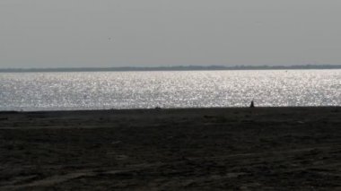 Mavi deniz suyu, yaz güneşinde parlar ve parlar.