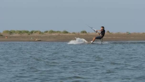 Muscular man controls bar riding kitesurf edge slow motion — Stock Video