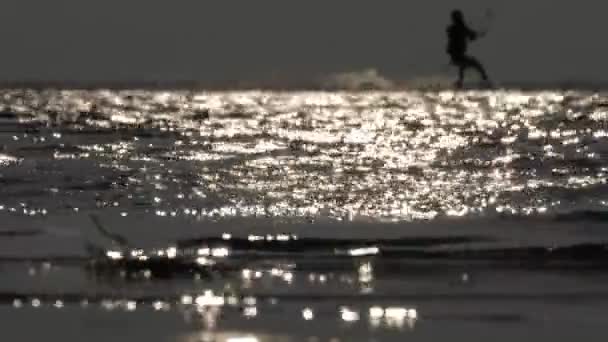 Deniz dalgaları parlak güneş ışığında parlar ve kumsalda yuvarlanır. — Stok video