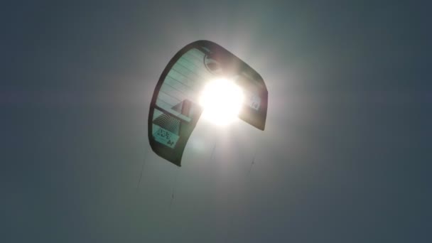 Бирюзовый воздушный змей трепещет в пылающем солнце замедленном движении крупным планом — стоковое видео