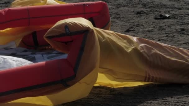 Vejigas inflables se enderezan en arena de playa cámara lenta — Vídeo de stock