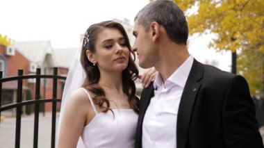 Heyecanlı yeni evliler gözlerinin içine bakıp gülümsüyor.
