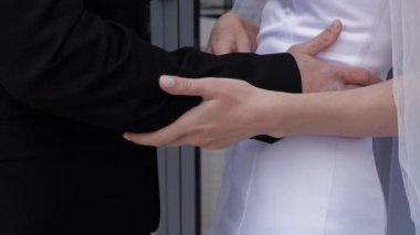 Nişanlısının eli sıska gelin beline sıkıca sarıldı.