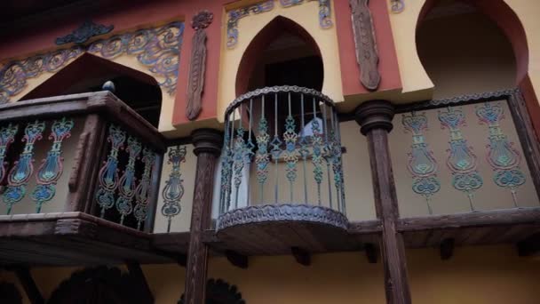 Dáma v arabském obleku kráčí po vyzdobené terase ke schodům — Stock video