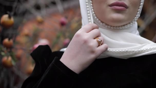 Kobieta ze złotym pierścieniem dostosowuje shayla z pereł zbliżenie — Wideo stockowe