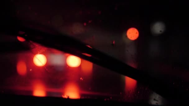 Jazdy samochodem wzdłuż ciemnej nocy drogi przed rozmytymi światłami — Wideo stockowe