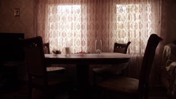 キャンドルやブライダル装飾と茶色の木製の丸いテーブル — ストック動画