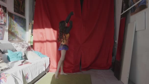 Vacker flicka i snygga kläder danser i solig konst studio — Stockvideo