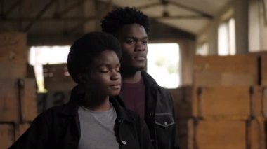 Afro-Amerikalı bir kadın yakışıklı bir adamla kameraya poz veriyor.