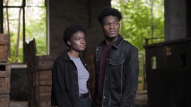 Eski karanlık depoda arkadaşı olan Afro-Amerikalı bir adam.