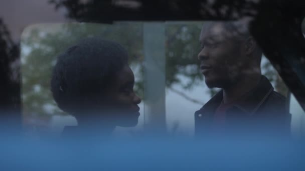 情熱的なアフリカ系アメリカ人の男性と女性が — ストック動画