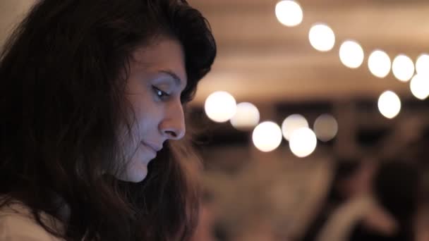 Mladá žena mluví na smartphone na rozmazaném pozadí — Stock video