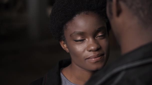 Afroamerykanka patrzy gościnnie na chłopaka na czarno — Wideo stockowe