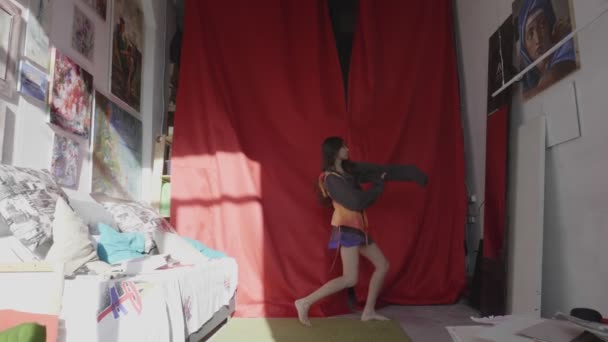 Mince fille danses en regardant merveilleuses peintures en studio — Video