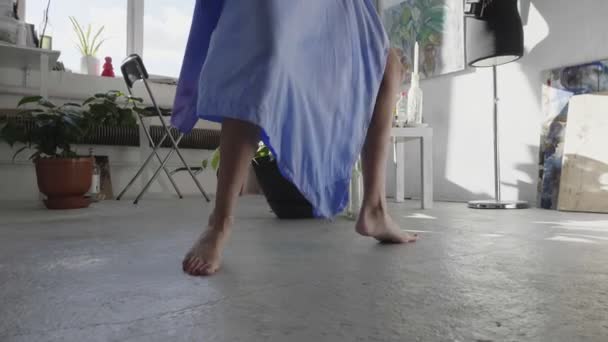 Gracieuse danseuse pieds nus en robe longue bleue danse en studio — Video