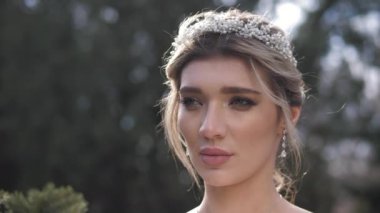 Yeşil Park 'ta parlak küpeleri ve tacı olan güzel bir kadın.