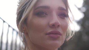 Yeşil parkta dolgun dudaklı çekici bir gelin.