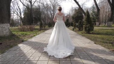 Uzun dantelli trenli muhteşem gelinlik içinde zarif bir gelin.