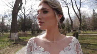 Yeşil Park 'ta küpeleri ve tacı olan baştan çıkarıcı bir kadın.