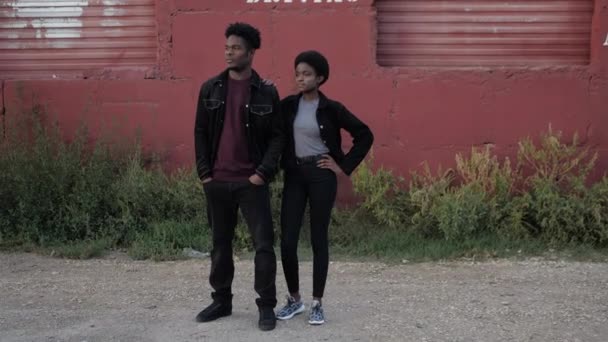古い赤の建物の近くにエレガントなアフリカ系アメリカ人の女性と男 — ストック動画