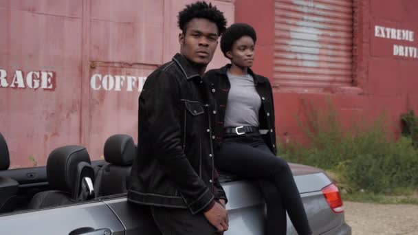 Afro-Amerikaanse man en dame zitten op grijze cabriolet — Stockvideo