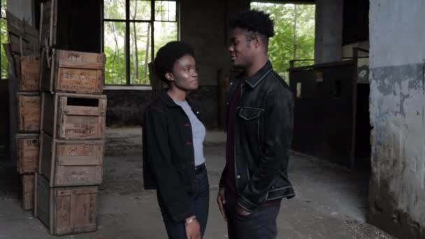 Afroamerykańska para pozuje do kamery w starym magazynie — Wideo stockowe