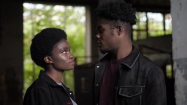 Eski karanlık depoda erkek arkadaşı olan Afro-Amerikalı bir kadın.