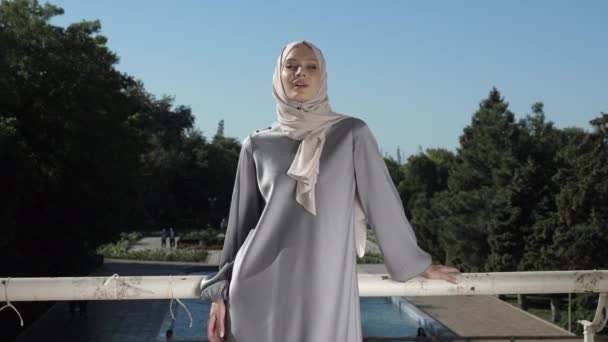 Modèle professionnel en soie grise et pose de hijab — Video