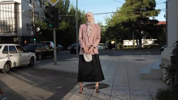 Modelo profesional en vestido largo y puestos de hijab en la pasarela — Vídeo de stock