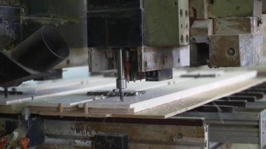 Otomatik makine dükkanda ahşap detaylarda delikler açar