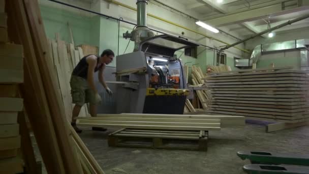 Obreros pulir tableros de madera con máquina herramienta en taller — Vídeos de Stock