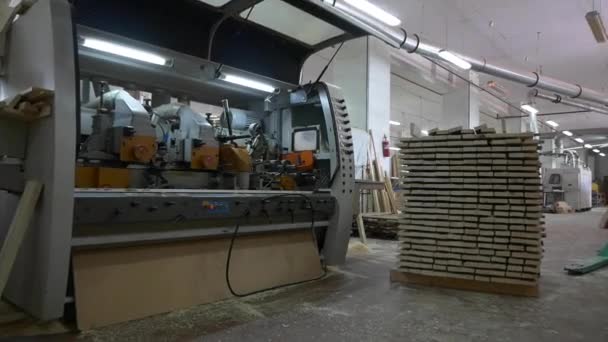 Máquina-ferramenta usada para processar placas de madeira na oficina — Vídeo de Stock