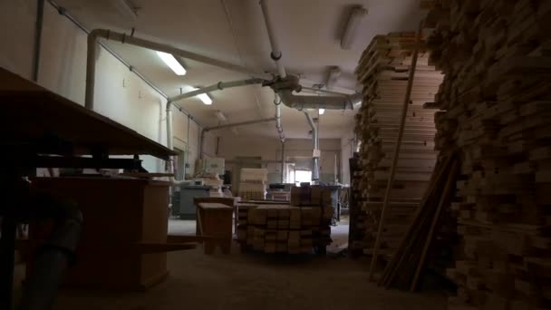 Στοίβες από ξύλινες σανίδες και σωλήνες συλλογής σκόνης στο κατάστημα — Αρχείο Βίντεο