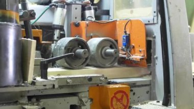 Parlatma makinesinin ruloları ahşap tahtayı işlemek için döner