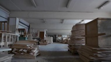 Büyük tahta yığınları olan boş marangoz fabrikası deposu