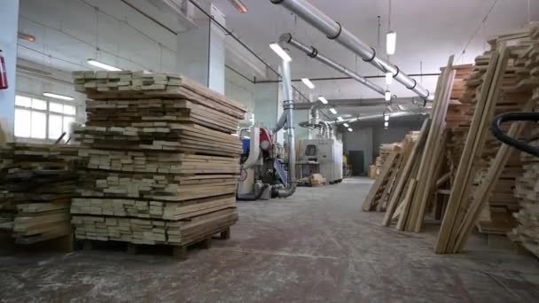 Mouvement le long de l'atelier de menuiserie avec des planches à usiner — Video