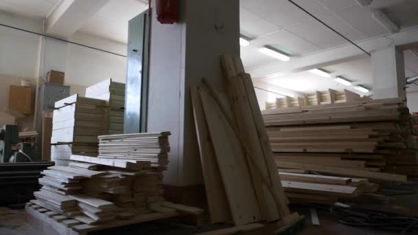 Tábuas de madeira pilhas e caminhões bomba em armazém planta — Vídeo de Stock