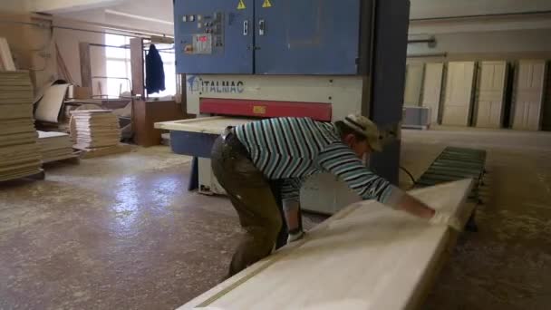 Ο άνθρωπος εισόδους πόρτα σε μηχανή λείανσης σε ξυλουργείο — Αρχείο Βίντεο