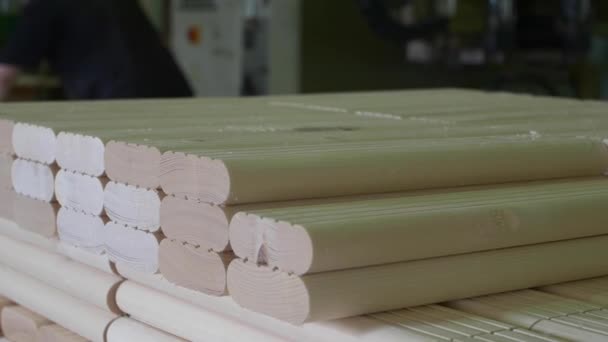 Pila de piezas de madera pulida de muebles en el taller — Vídeos de Stock