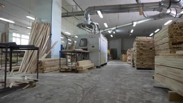 Движение по пустой столярной мастерской с досками и машинами — стоковое видео