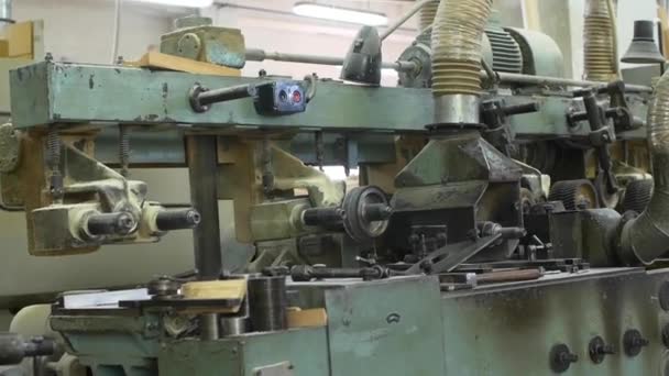 Vintage productielijn gebruikt proces houten platen in de winkel — Stockvideo